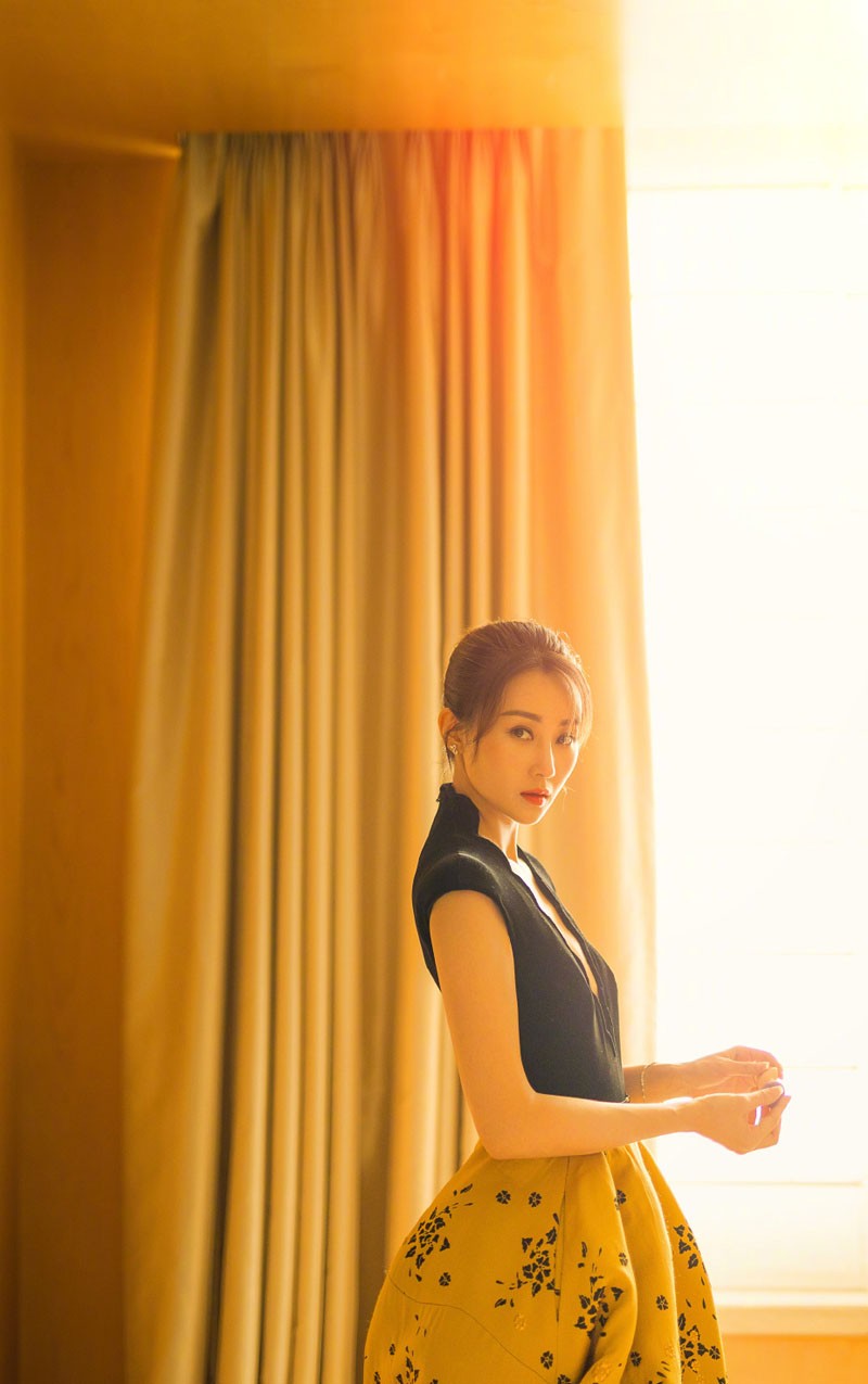 林鹏图片 林鹏深V礼服