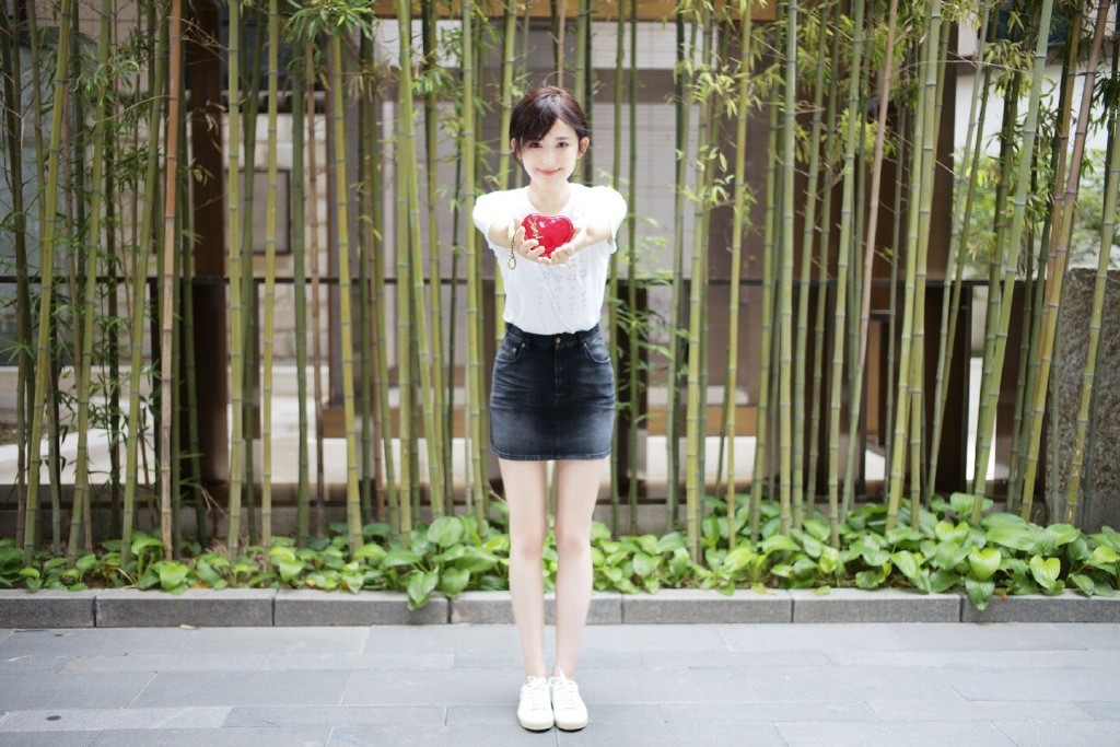 古力娜扎图片 古力娜扎T恤短裙户外