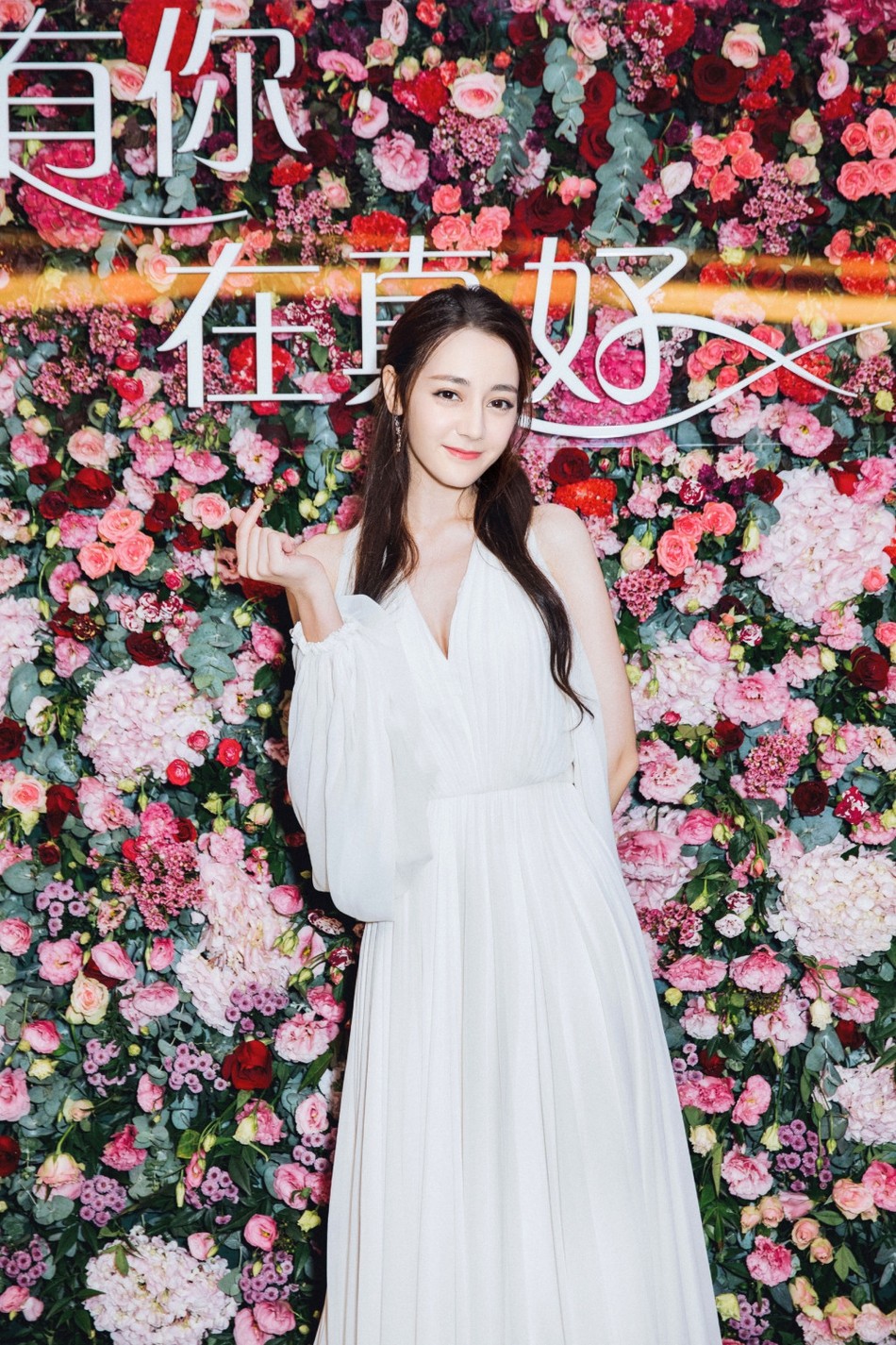 迪丽热巴图片 迪丽热巴仙气白裙活动照图片