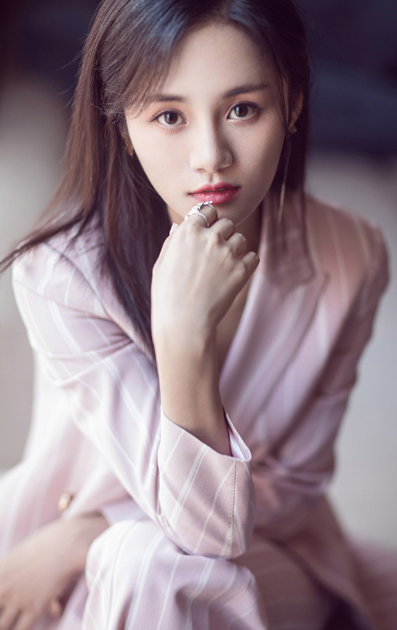 安悦溪图片 安悦溪红色条纹西服图片
