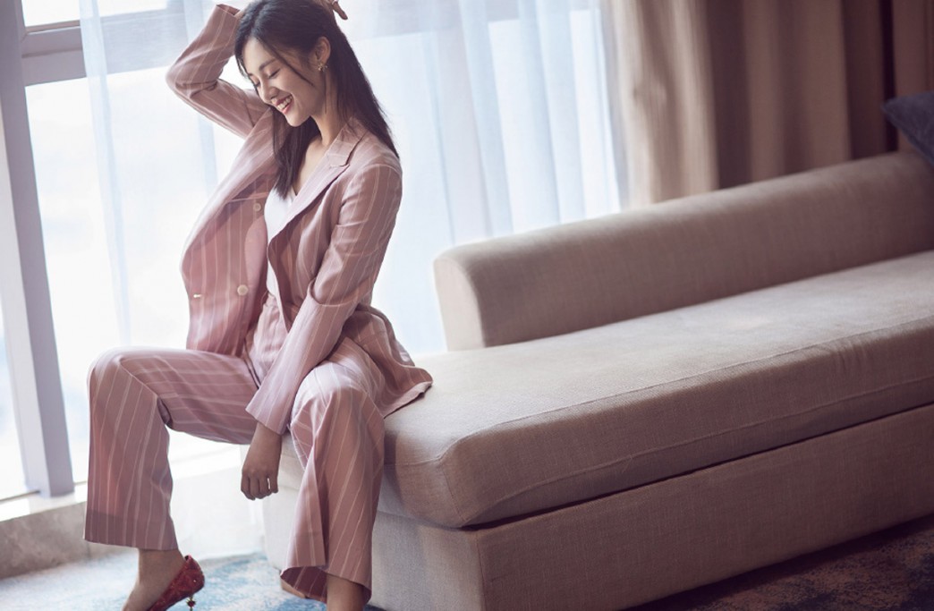 安悦溪图片 安悦溪红色条纹西服图片
