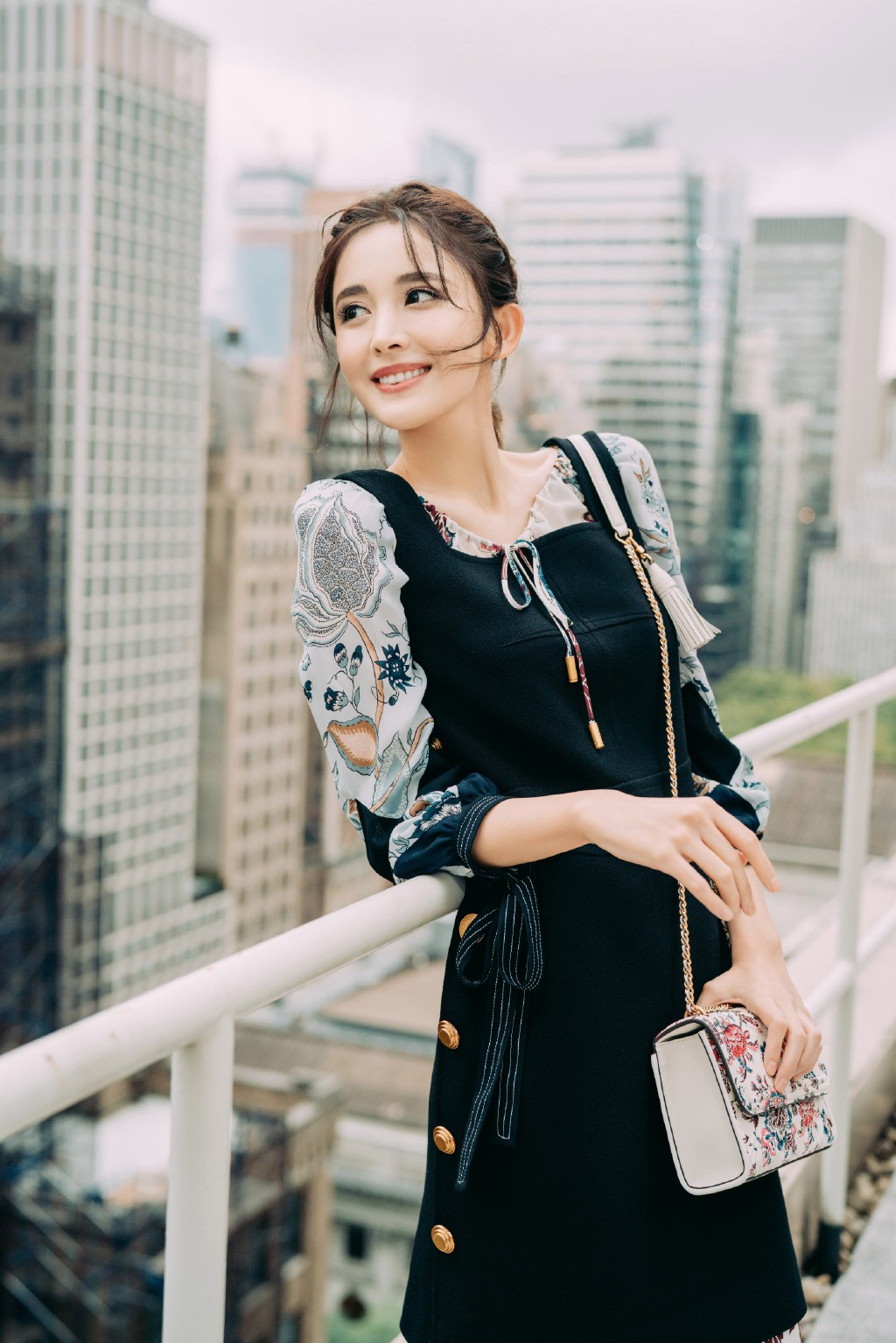 古力娜扎图片  古力娜扎黑色印花长裙图片