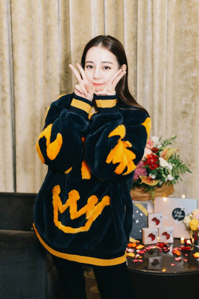 迪丽热巴晒美照发5000万粉丝福利俏皮可爱照片