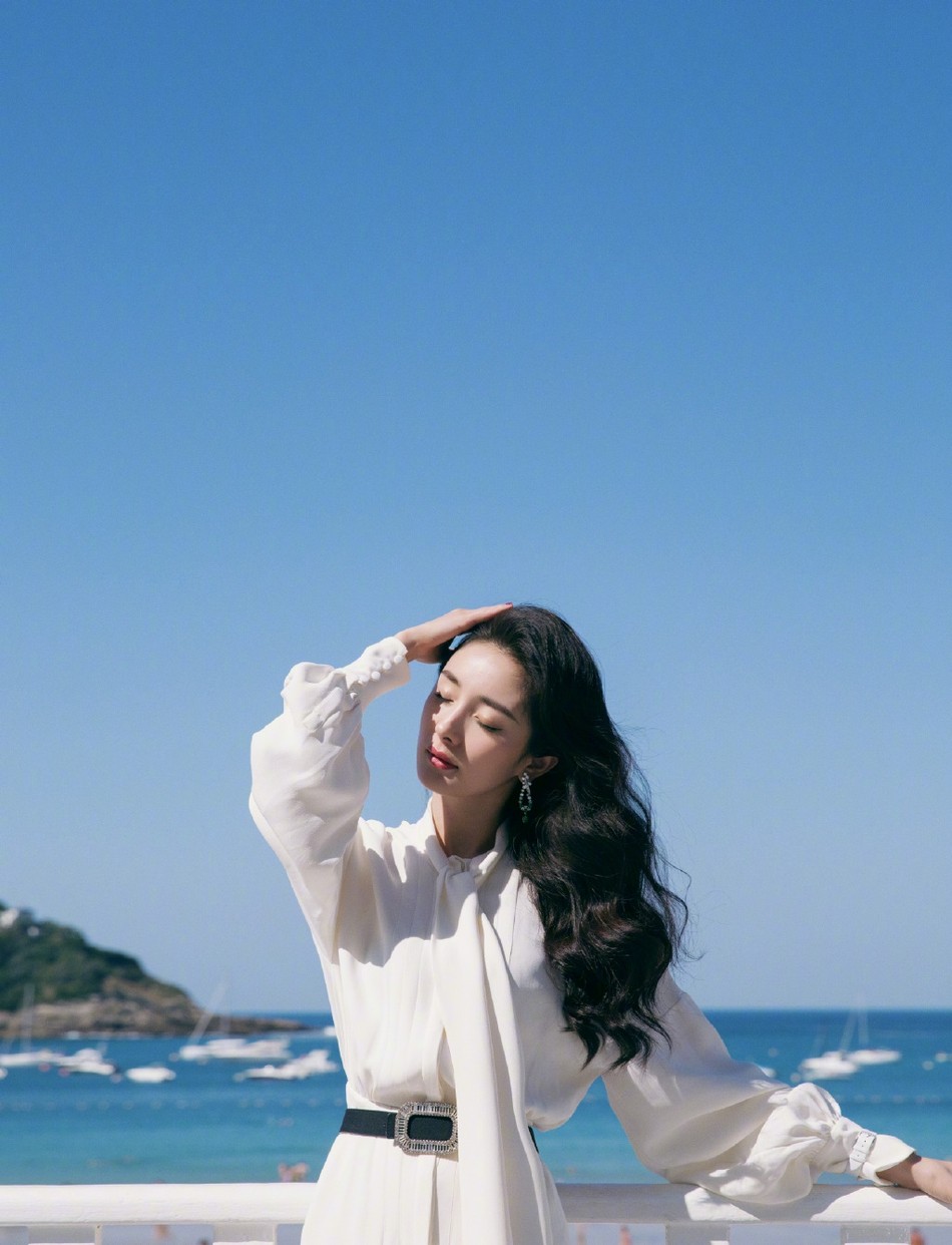 杨幂图片 杨幂海边风情万种撩发照片