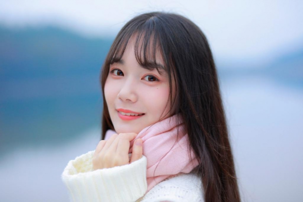 清纯气质美女香肩微露湖边唯美