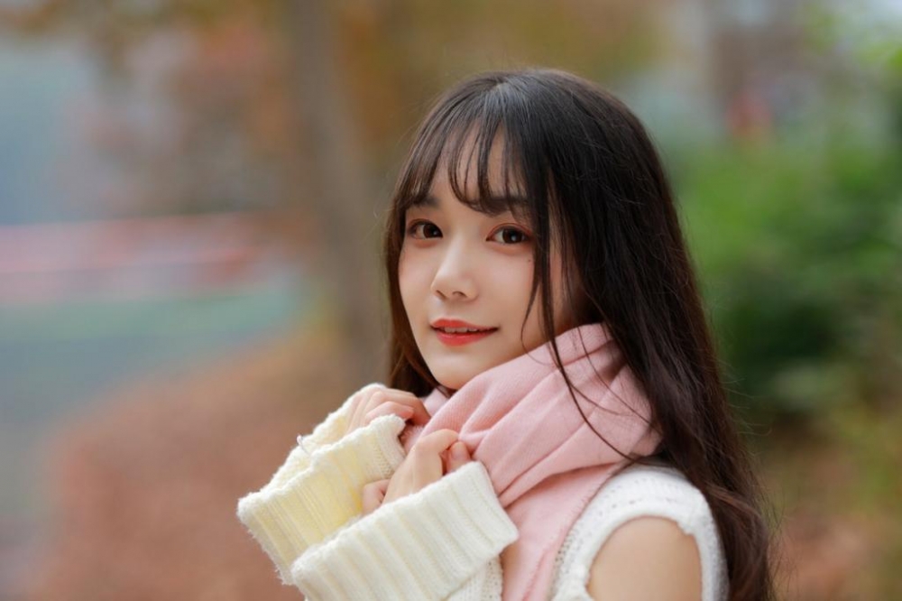 清纯气质美女香肩微露湖边唯美