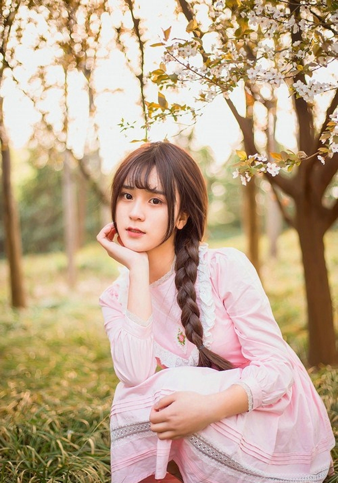清纯软妹麻花辫粉长裙户外小清新艺术照
