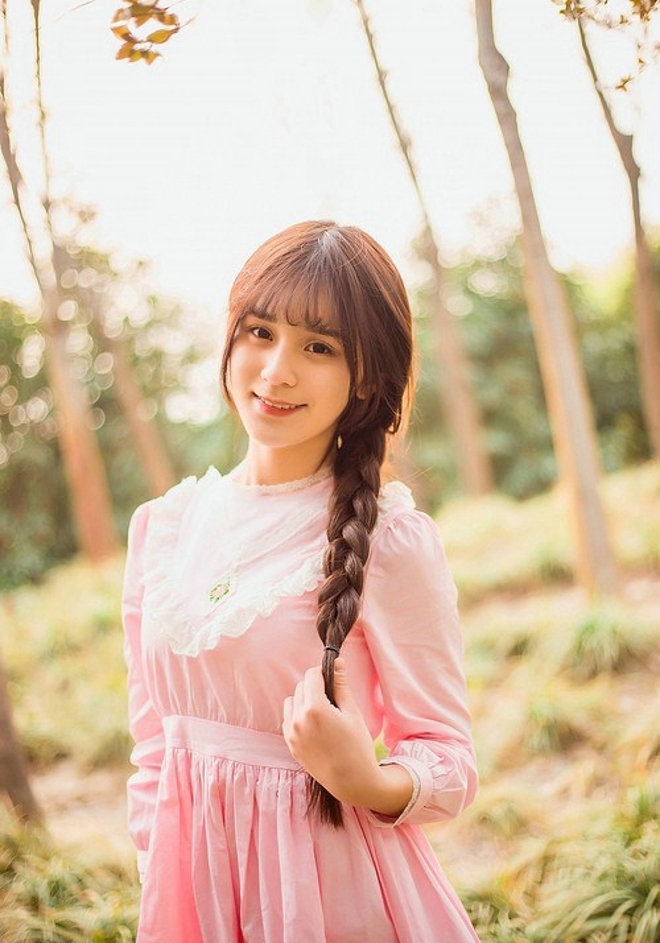 清纯软妹麻花辫粉长裙户外小清新艺术照