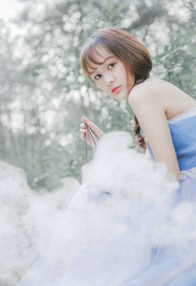 甜美萝莉学生妹唯美婚纱梦幻森林套图