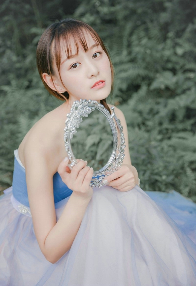 甜美萝莉学生妹唯美婚纱梦幻森林套图