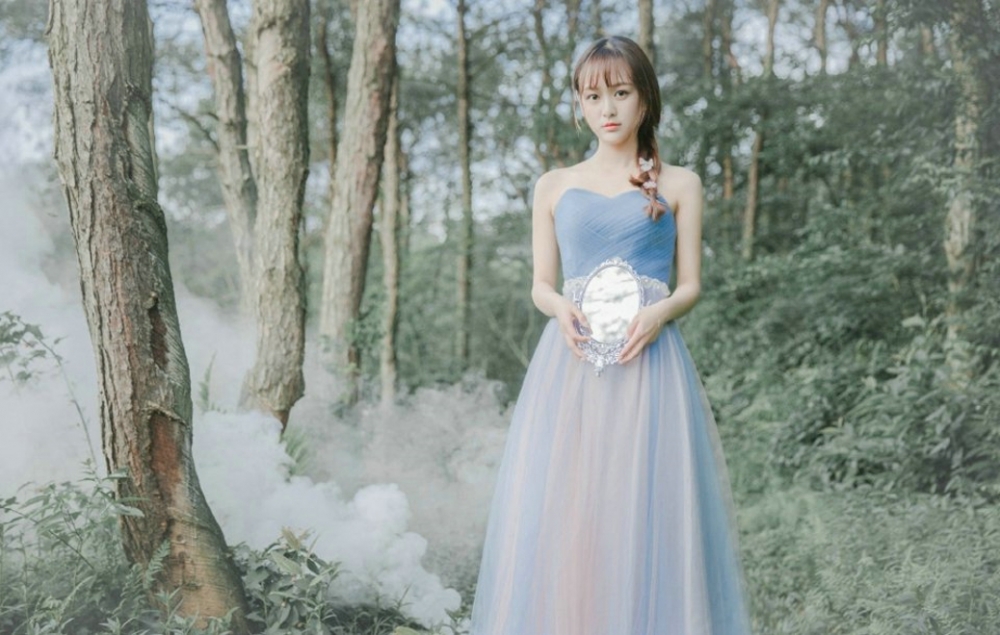 甜美萝莉学生妹唯美婚纱梦幻森林套图