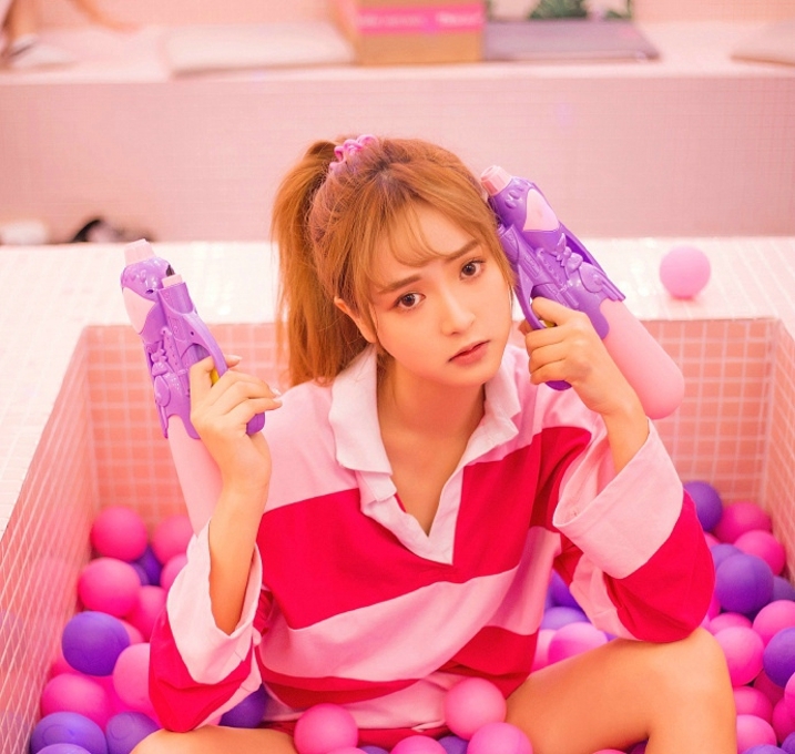 条纹校花美女下衣失踪白嫩大长腿热图