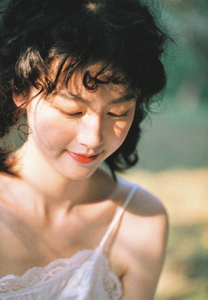 复古撩人的港风美女蕾丝吊带私拍照