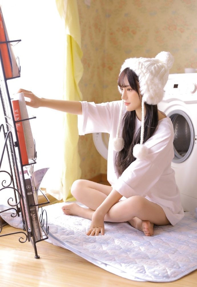 甜美美女校花白衬衫火辣美腿私房