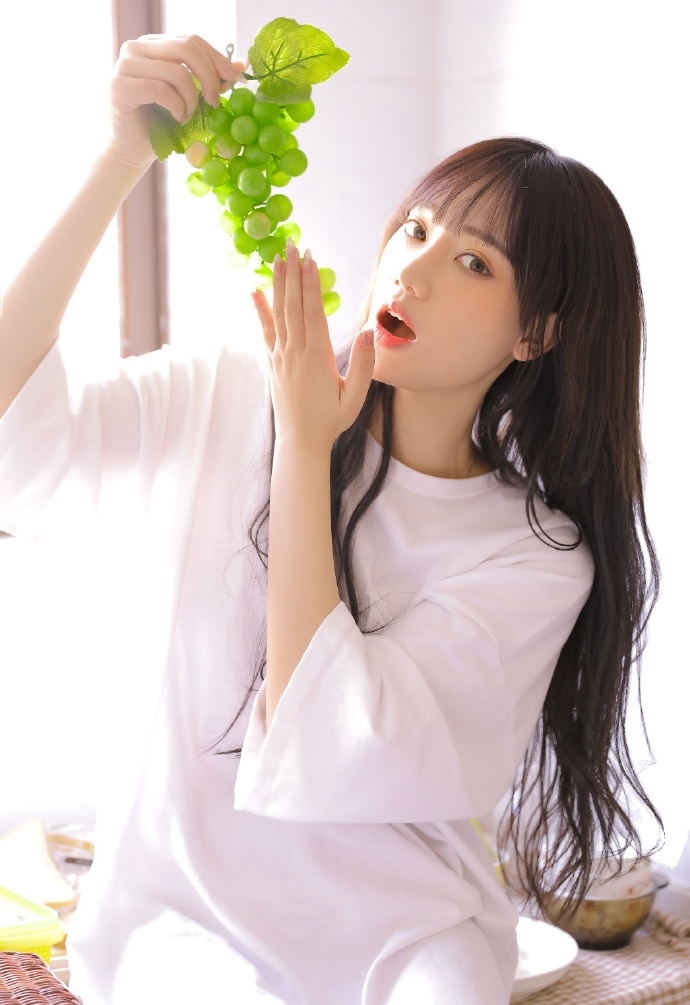 甜美美女校花白衬衫火辣美腿私房