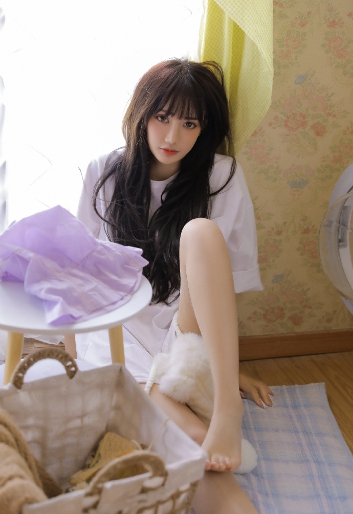 甜美美女校花白衬衫火辣美腿私房