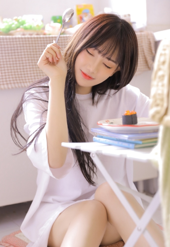 甜美美女校花白衬衫火辣美腿私房