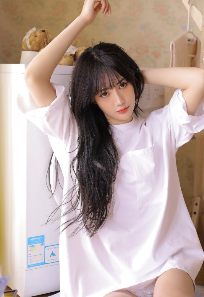 甜美美女校花白衬衫火辣美腿私房