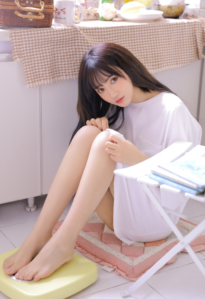 甜美美女校花白衬衫火辣美腿私房