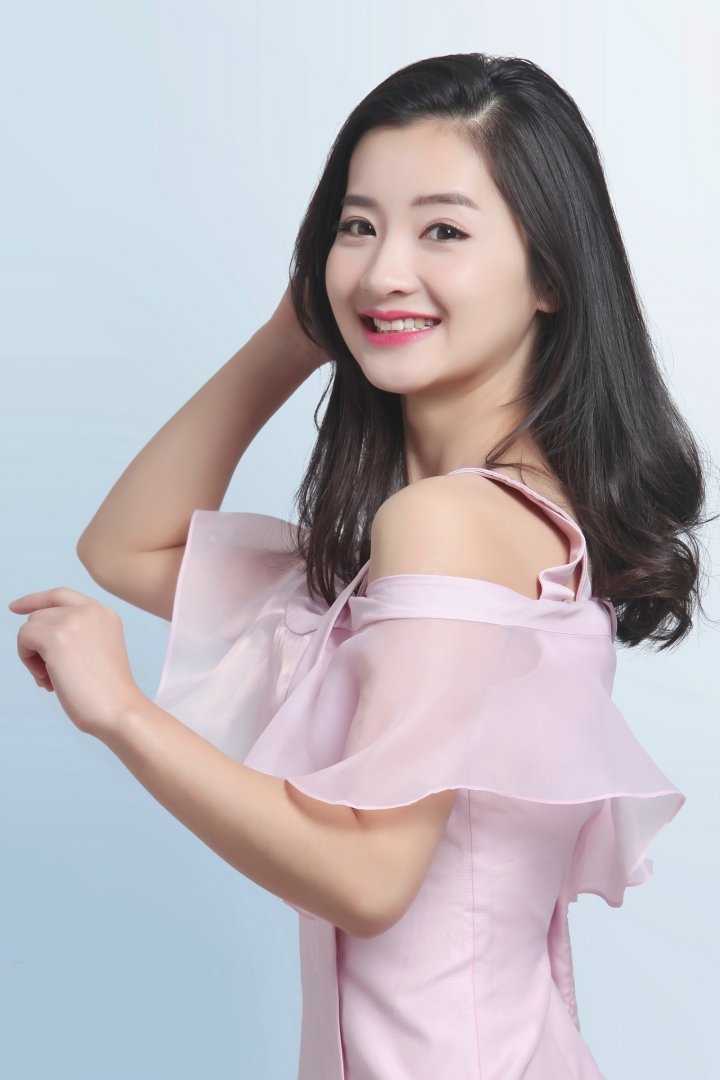 清纯小蛮腰美女勾人香肩妩媚馆