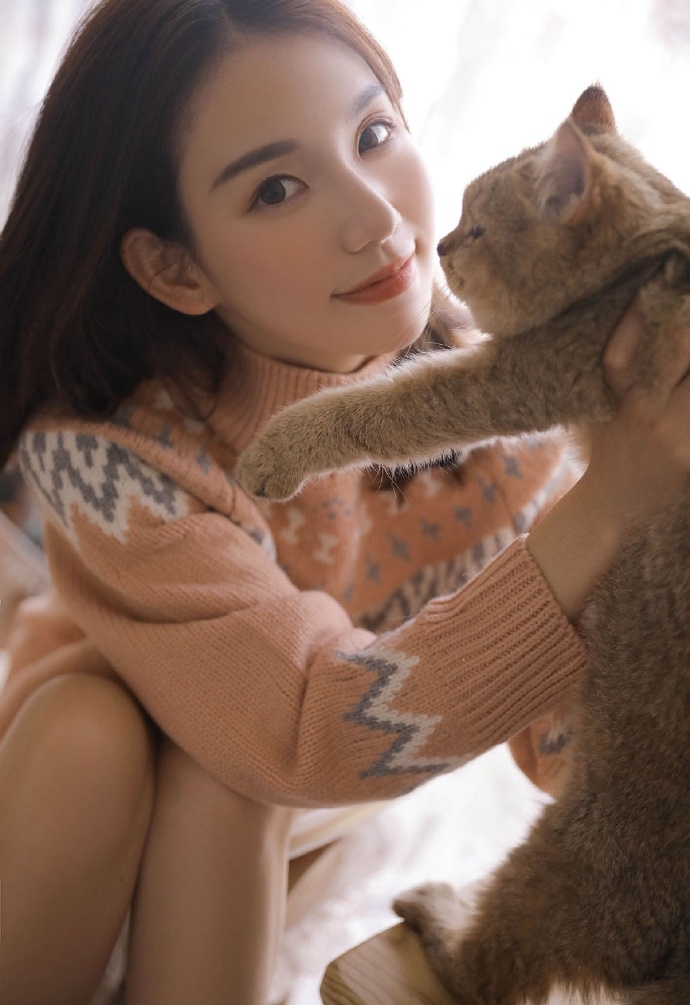 清纯校花学生抱猫白皙美腿撩人私房图片