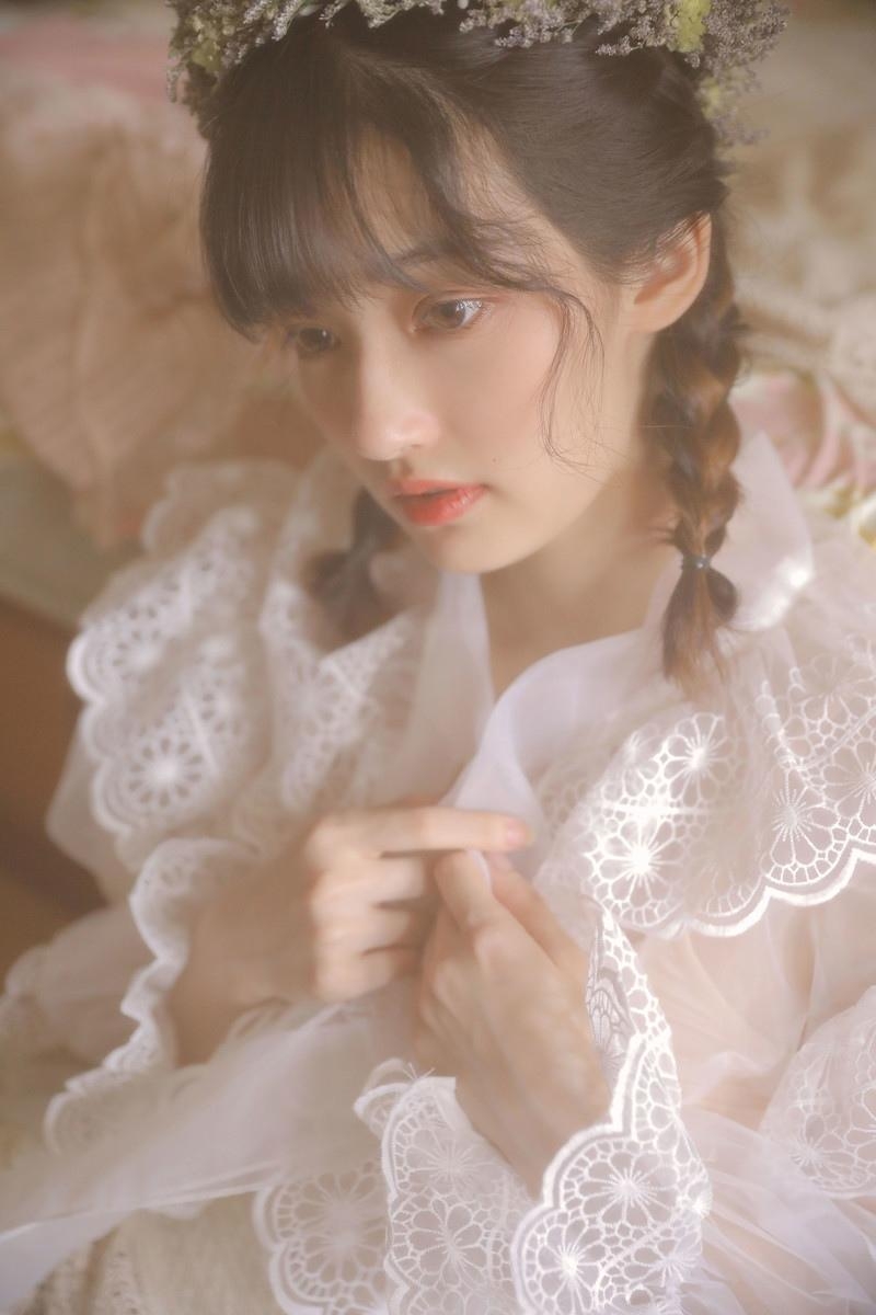 蕾丝纱裙校花美女复古麻花辫清纯美图