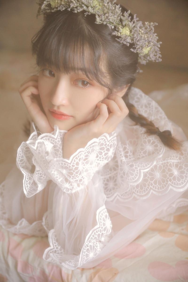 蕾丝纱裙校花美女复古麻花辫清纯美图