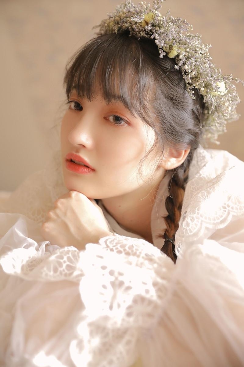 蕾丝纱裙校花美女复古麻花辫清纯美图
