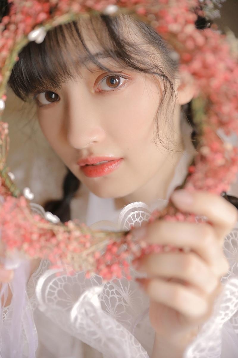 蕾丝纱裙校花美女复古麻花辫清纯美图