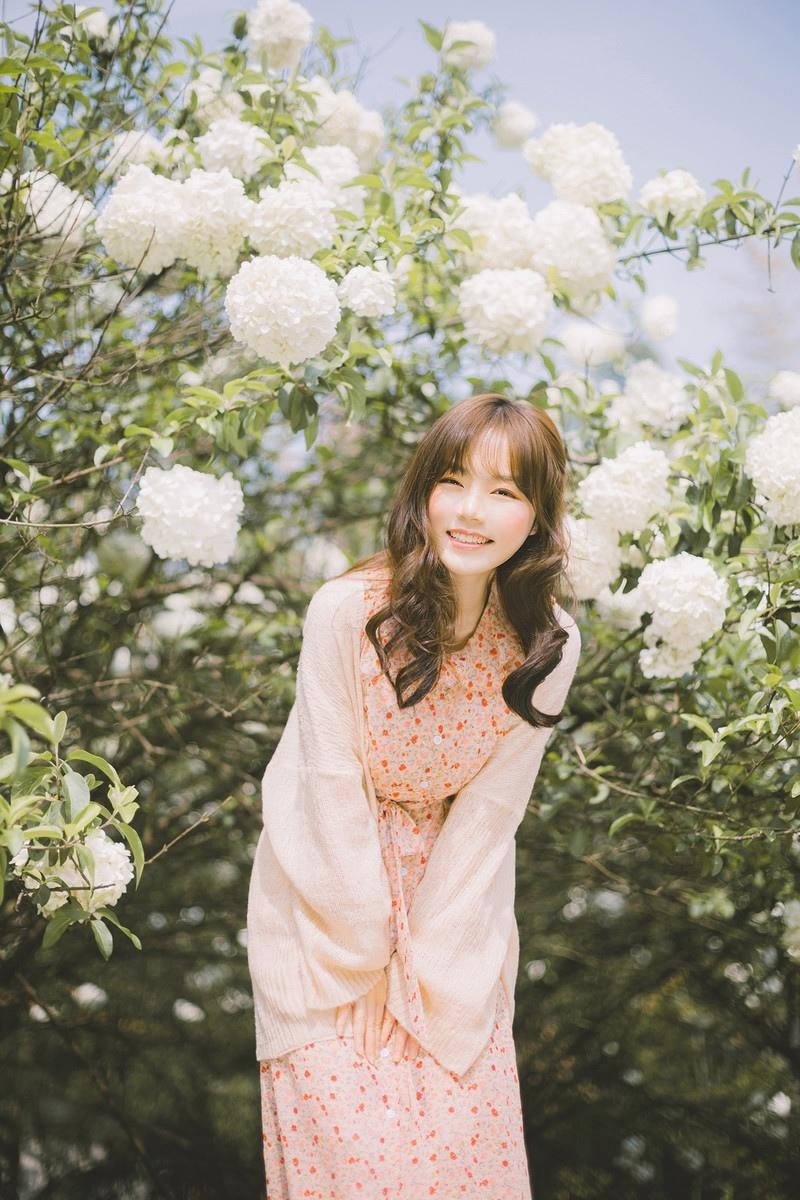 森系连衣碎花裙妹子唯美户外