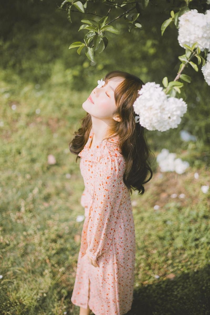 森系连衣碎花裙妹子唯美户外