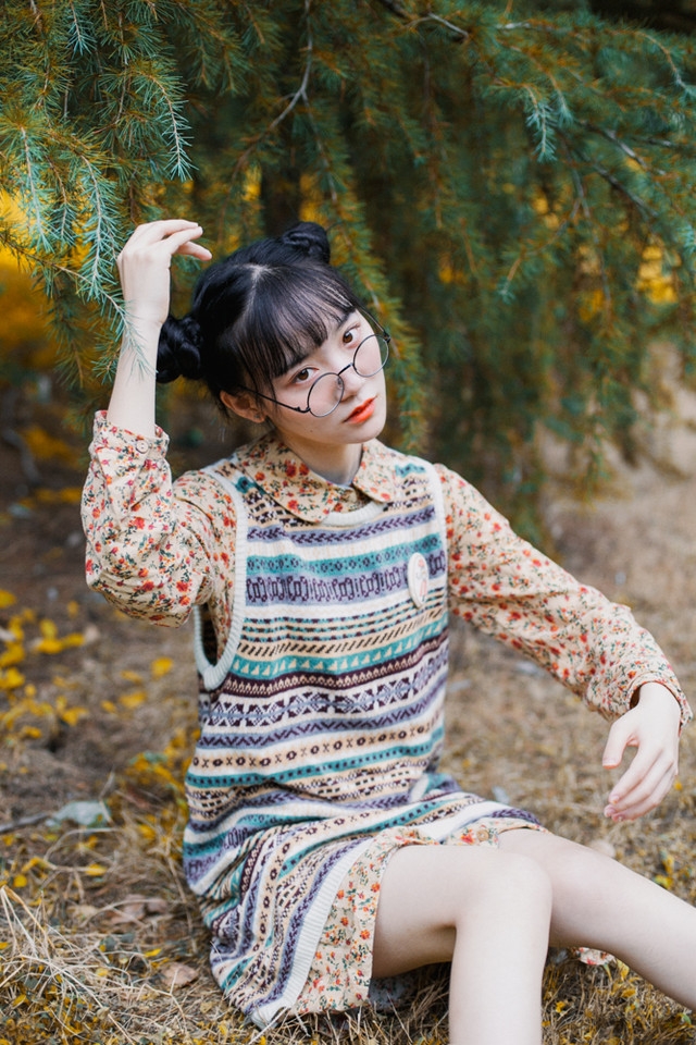 森系文艺复古丸子头碎花妹妹树林美图