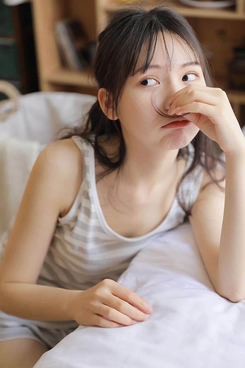 圆脸肉肉脸大眼美美女吊带玉腿私拍照