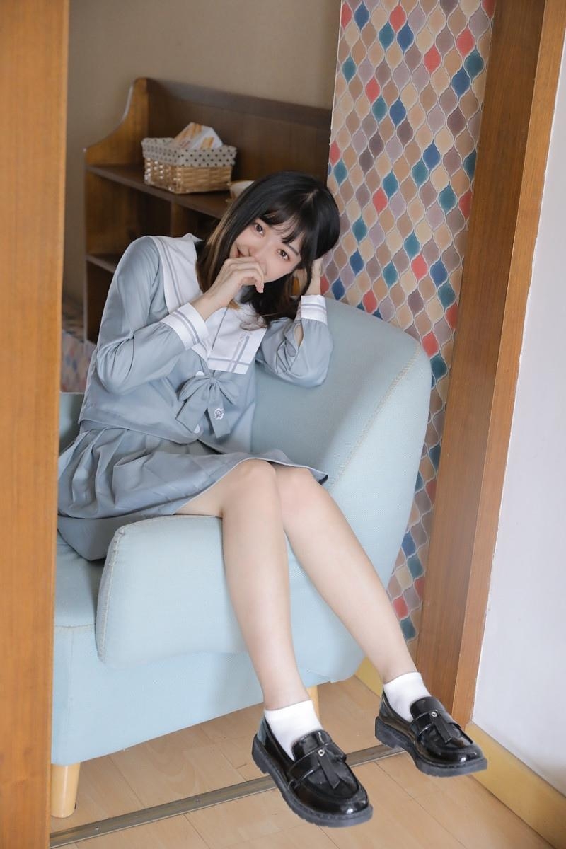 jk制服清纯学生妹白皙大长腿私房照
