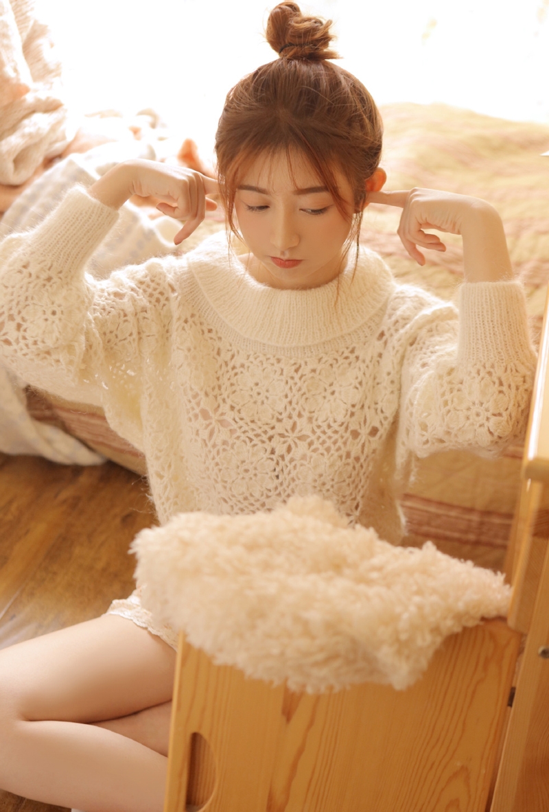 清纯丸子头大眼美女白嫩美腿迷人套图