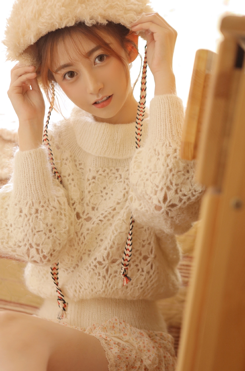 清纯丸子头大眼美女白嫩美腿迷人套图