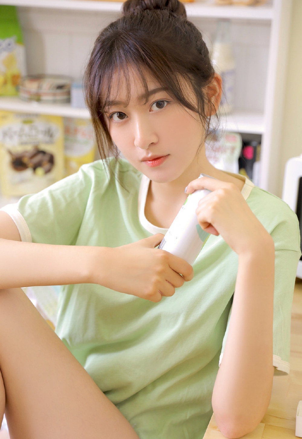 小清新大眼萌妹子粉嫩玉腿居家私房照