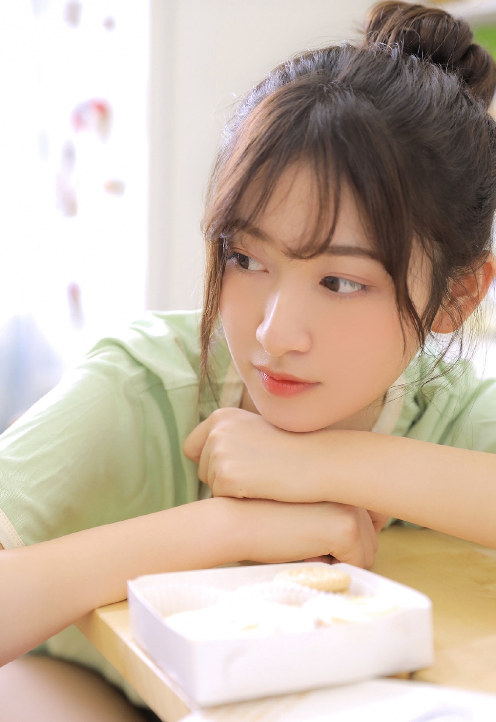 小清新大眼萌妹子粉嫩玉腿居家私房照