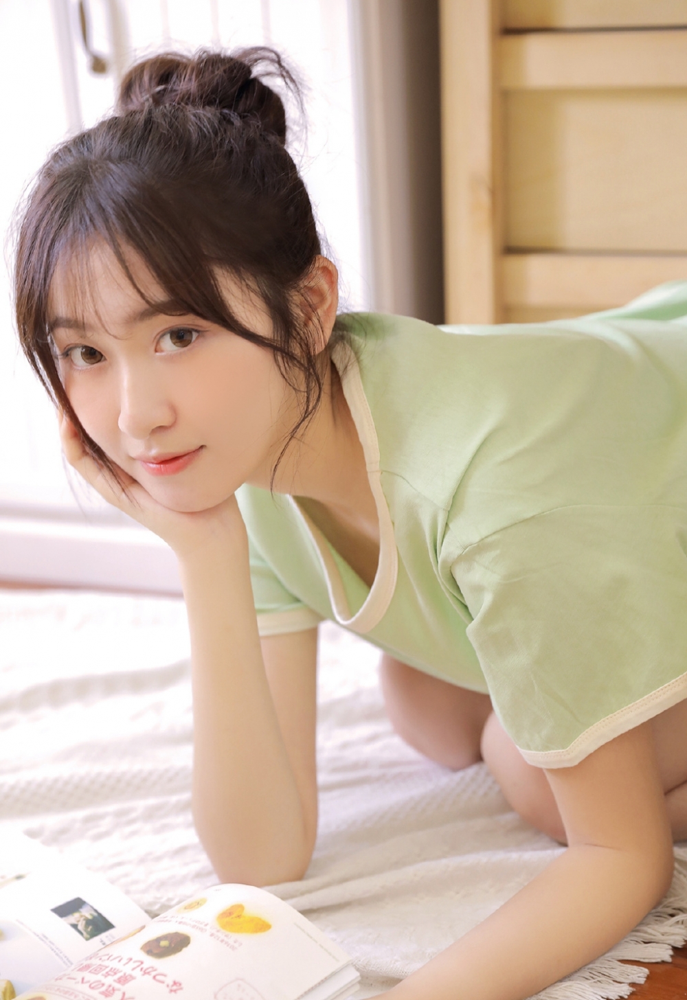 小清新大眼萌妹子粉嫩玉腿居家私房照