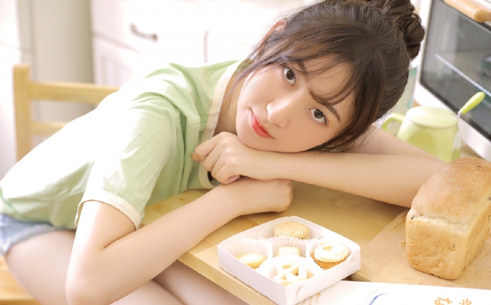 小清新大眼萌妹子粉嫩玉腿居家私房照