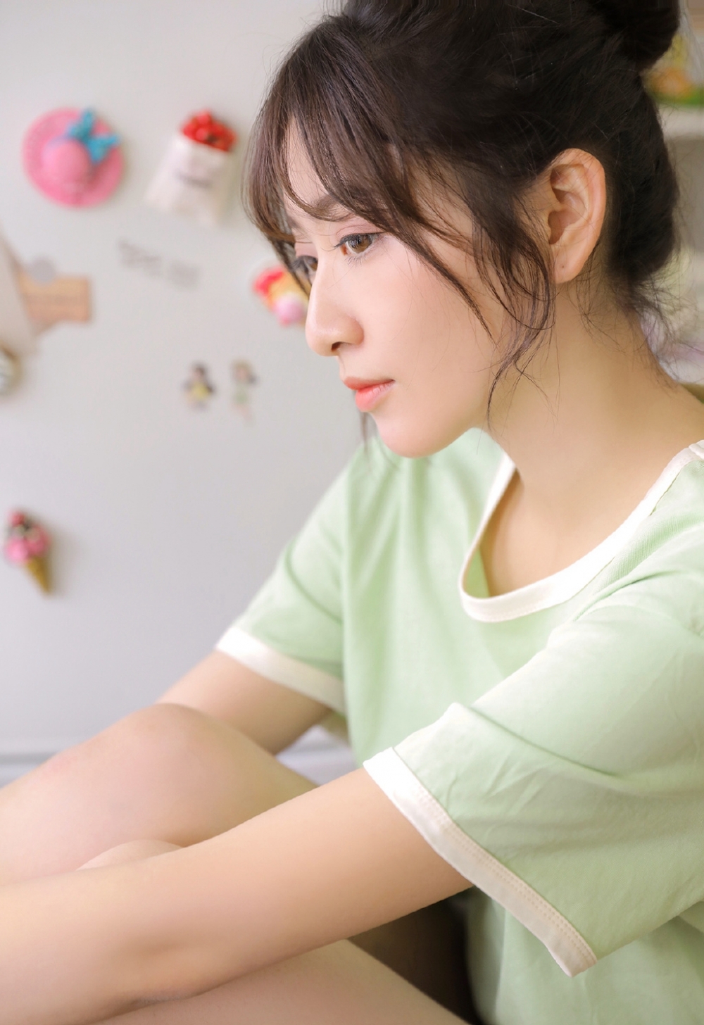 小清新大眼萌妹子粉嫩玉腿居家私房照