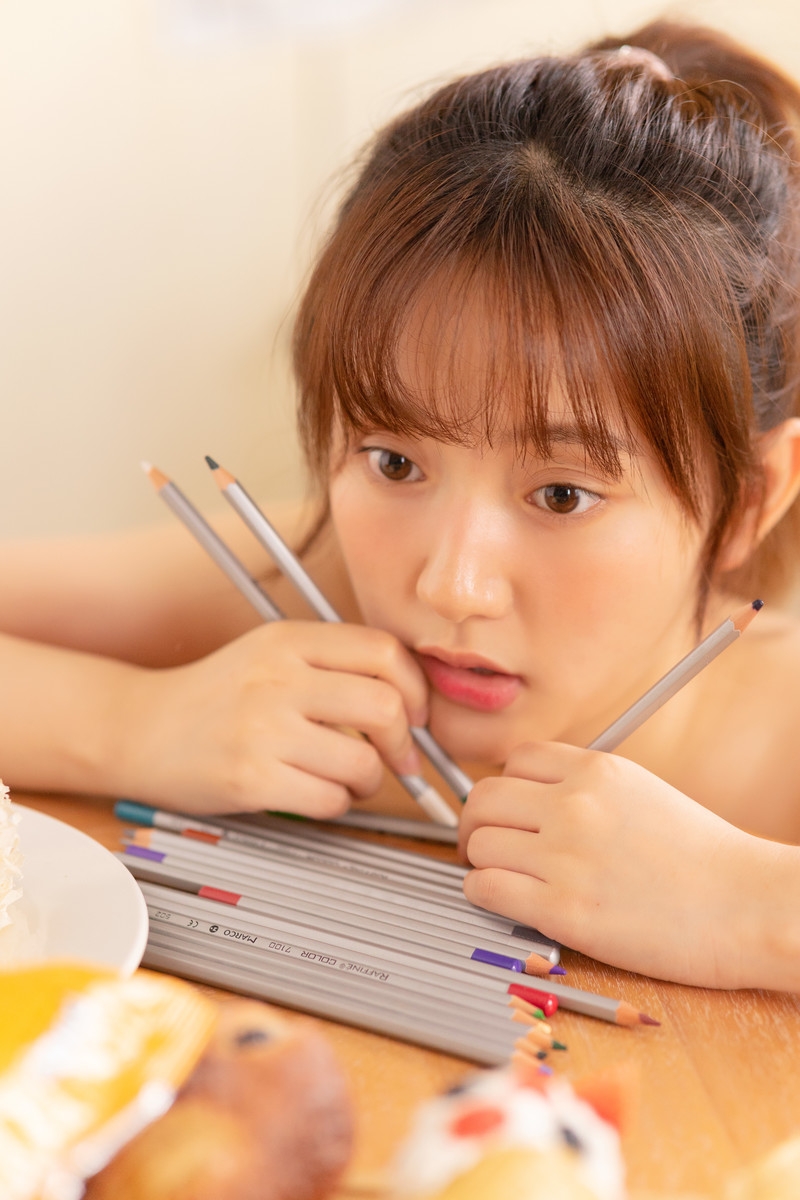 嫩黄波点吊带裙美美女清新自然图片大全