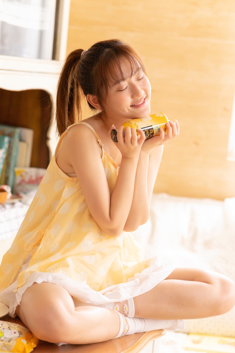 嫩黄波点吊带裙美美女清新自然图片大全