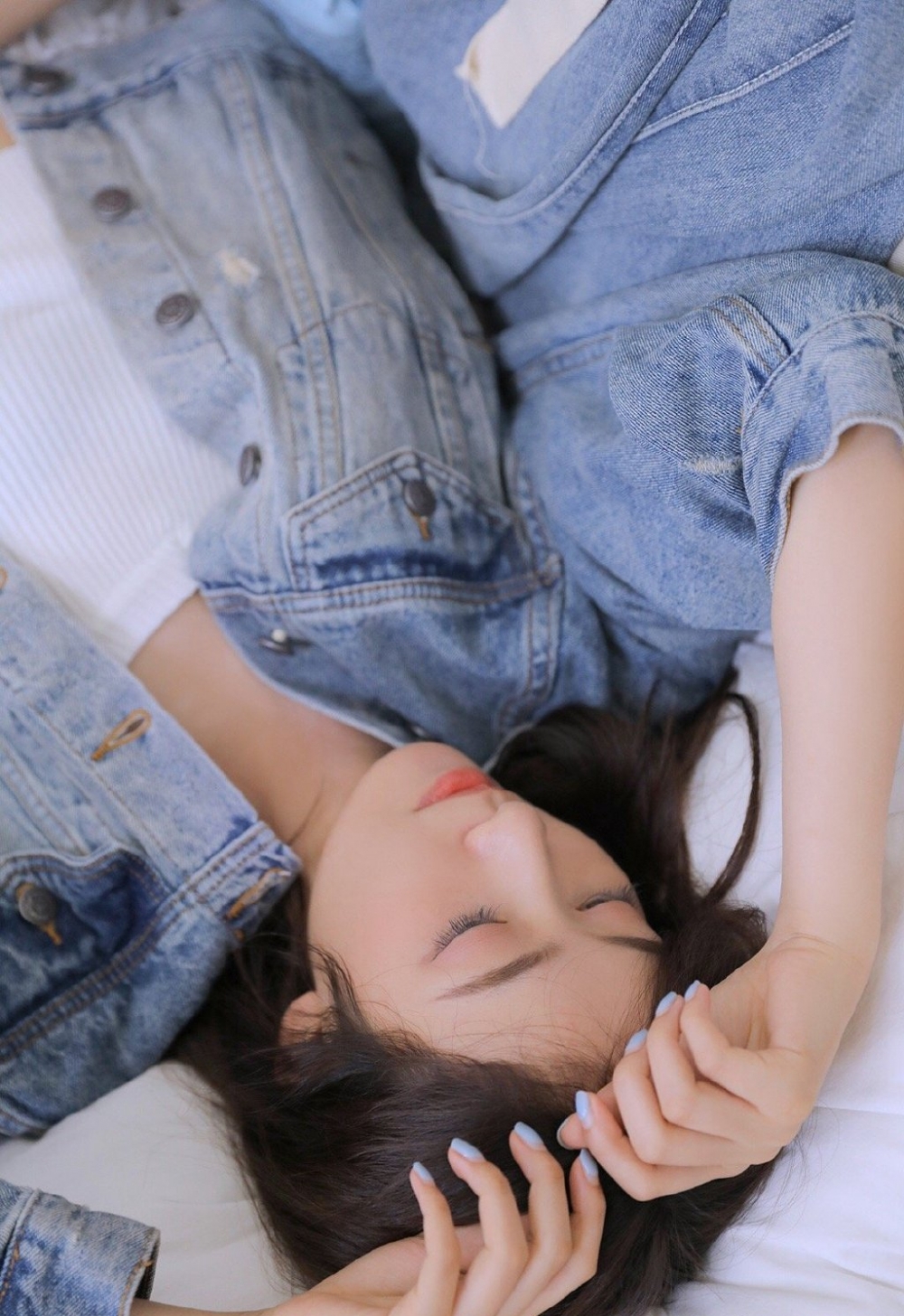 清纯白嫩学生妹背心牛仔衣美腿私拍照