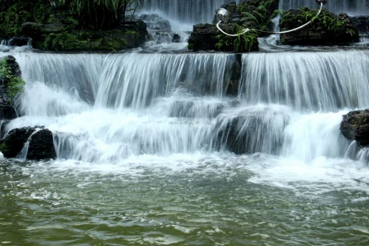 壮观麓湖公园瀑布风景图片