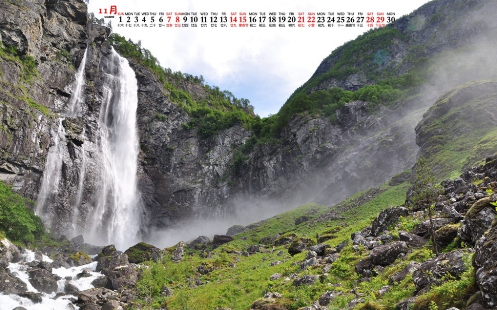 森林里的高山瀑布美景日历壁纸图片