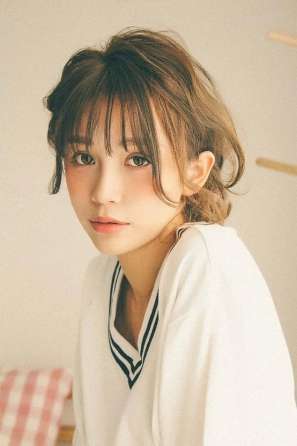 日系短发美女和猫咪玩耍唯美个人摄影