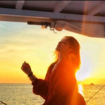 背影看海图片女生头像 海边美女看海头像