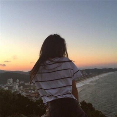背影看海图片女生头像 海边美女看海头像