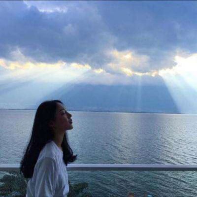背影看海图片女生头像 海边美女看海头像